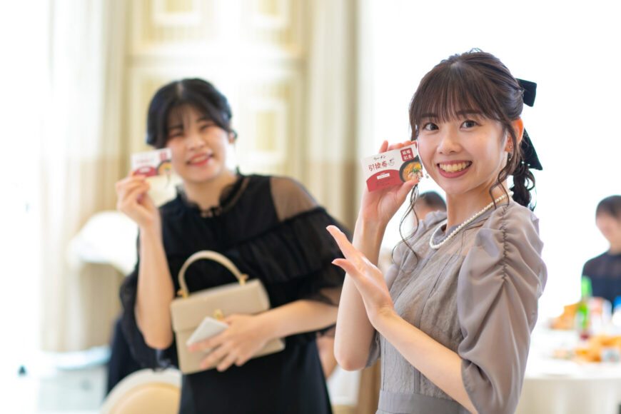 乾杯ドリンクを手に笑顔の新婦のご友人