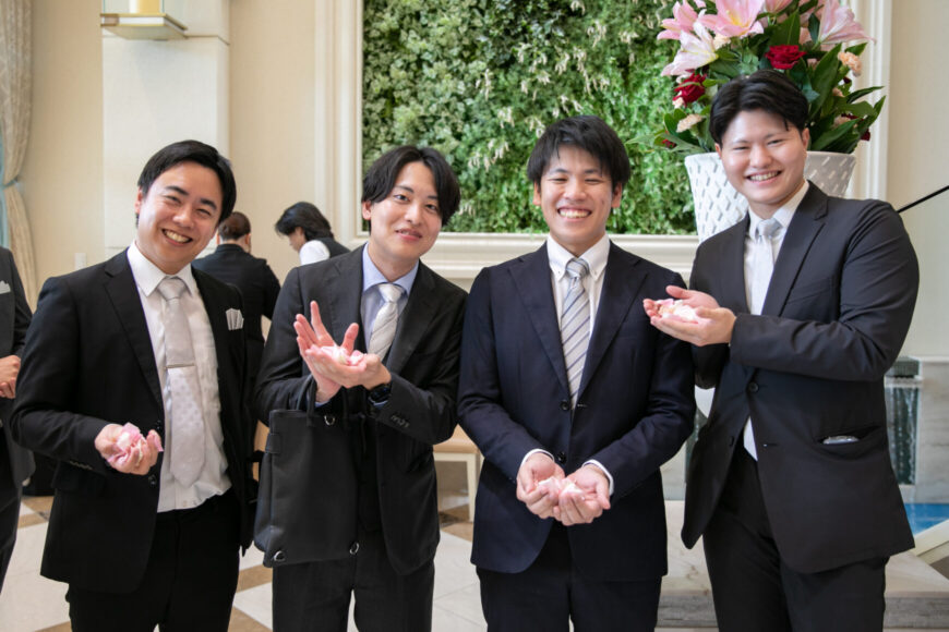 フラワーシャワーを待つ新郎のご友人