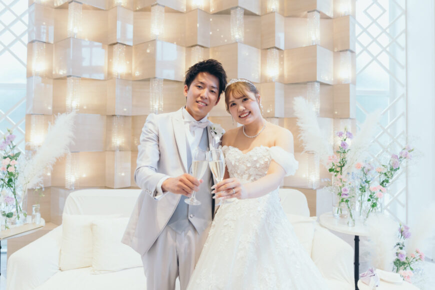 高砂ソファで乾杯する新郎新婦