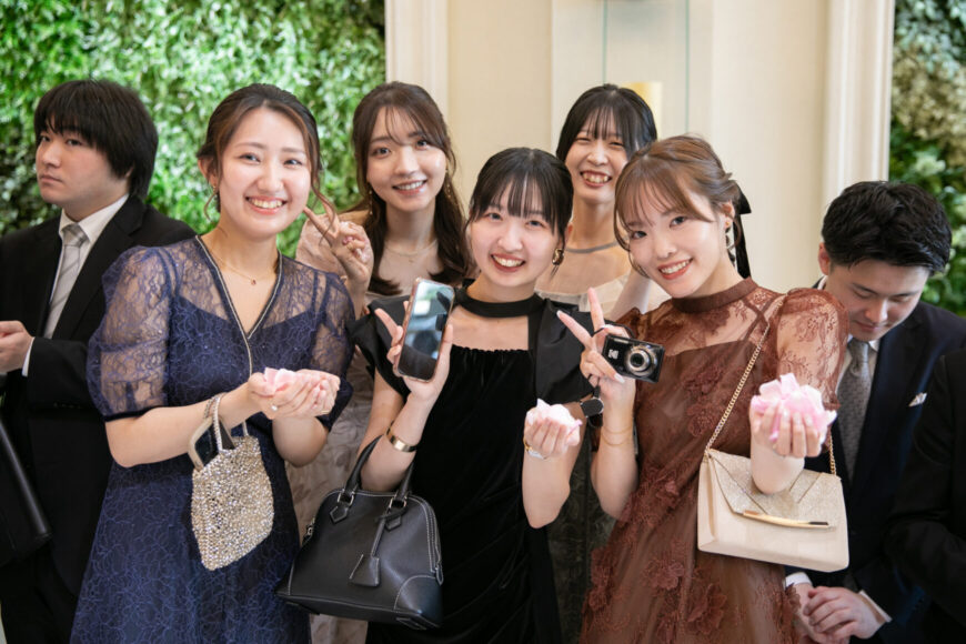 フラワーシャワーを準備する女性ゲスト
