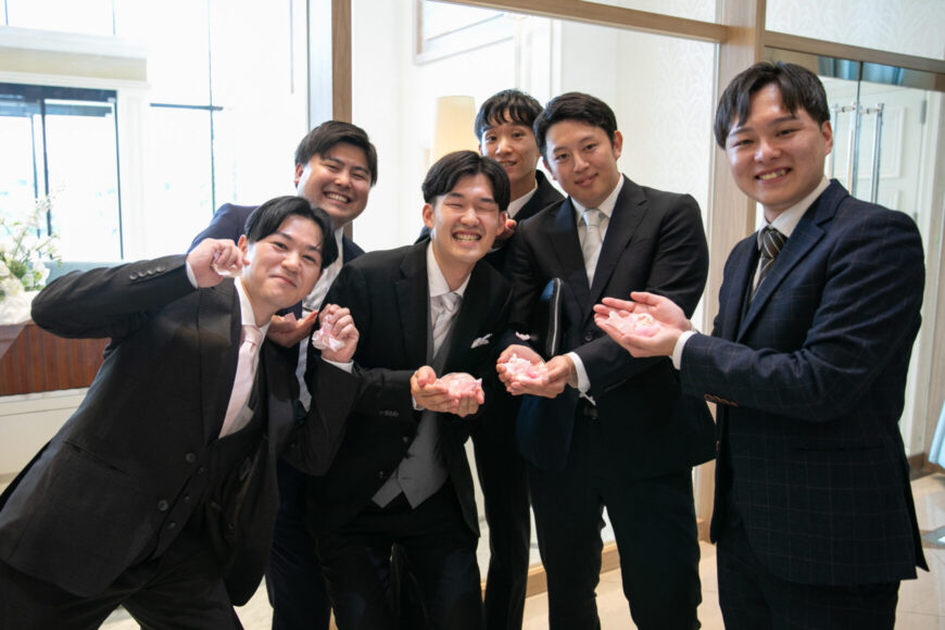 大階段で新郎新婦を迎えるご友人