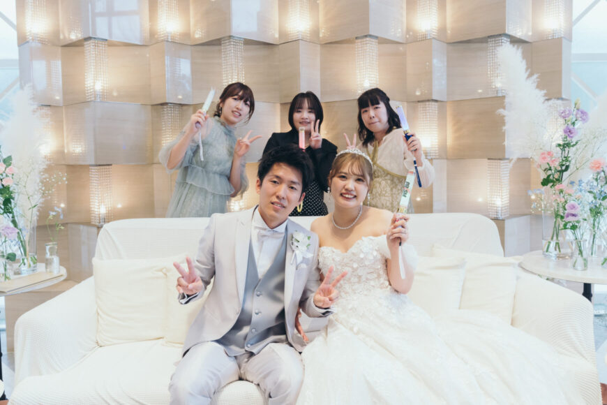 高砂で新婦のご友人とピースサインの記念ショット