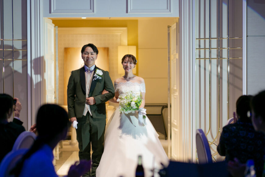 披露宴会場へ入場する新郎新婦