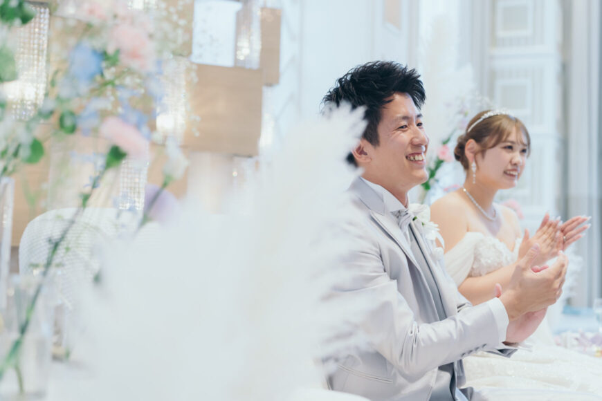 スピーチに笑顔で拍手を送る新郎新婦
