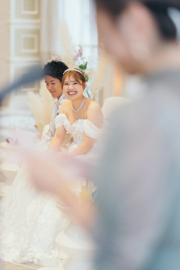 ご友人のスピーチに耳を傾ける新婦