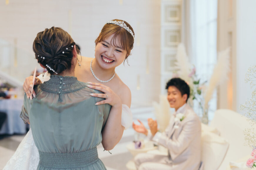 スピーチを終えたご友人と抱き合う新婦