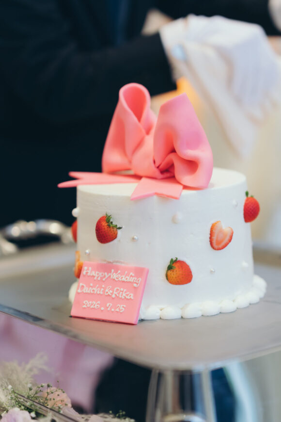 ピンクのリボンといちごで飾ったウェディングケーキ