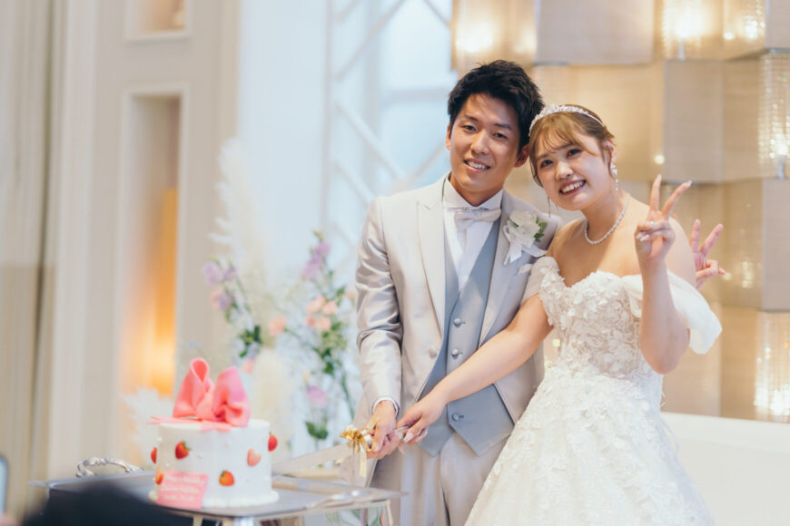 ウェディングケーキに入刀する新郎新婦