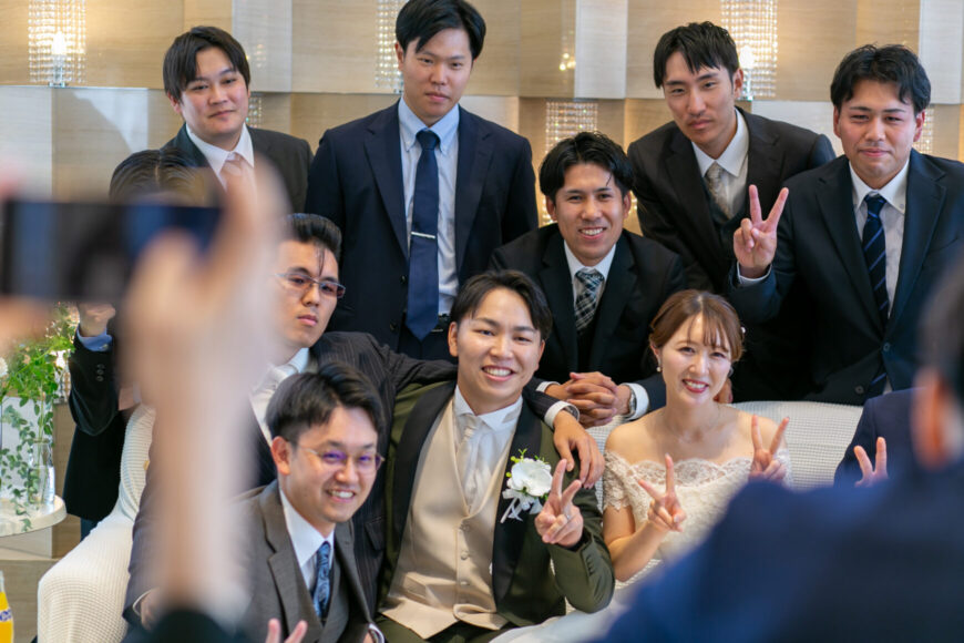 高砂でご友人と記念撮影するおふたり