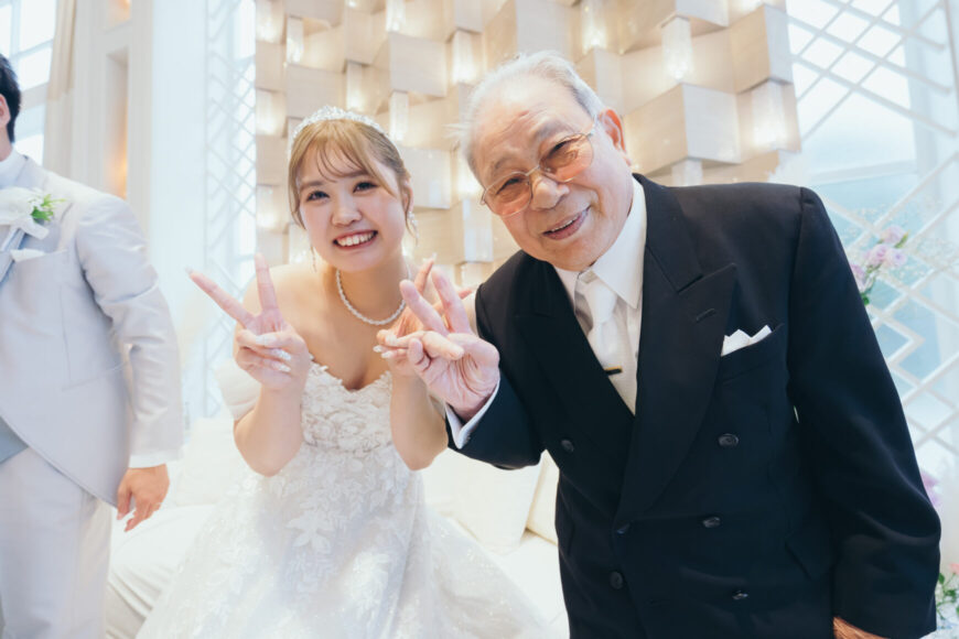 新婦とピースサインで写真に収まるおじいさま