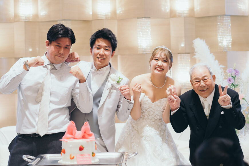 ウェディングケーキの前でご友人やおじいさまと記念ショット