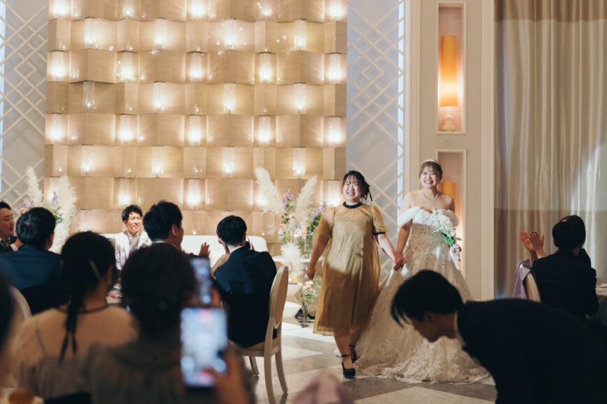 中座で新婦をエスコートするご親族