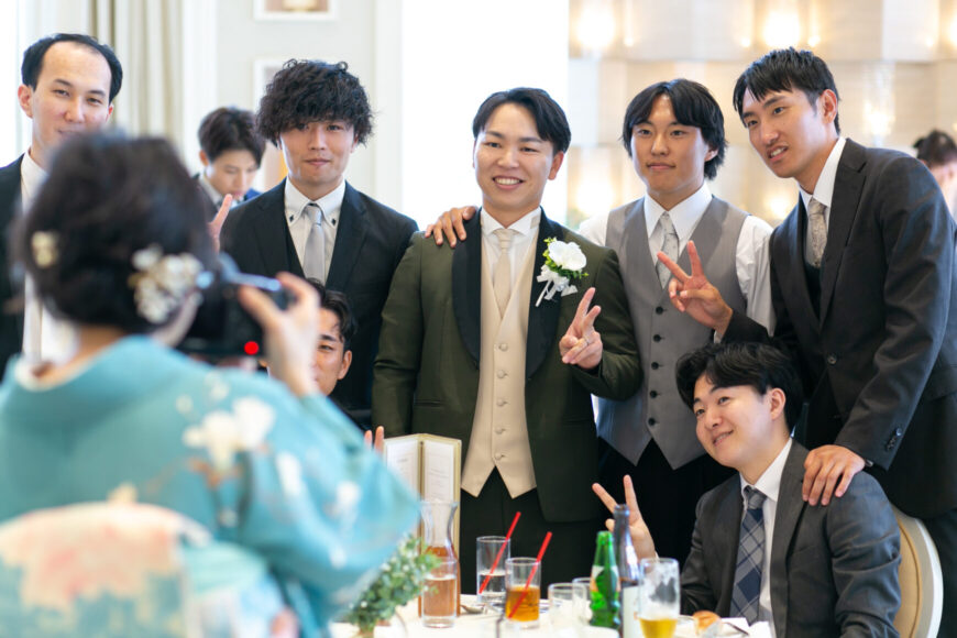 新郎と笑顔で写るご友人