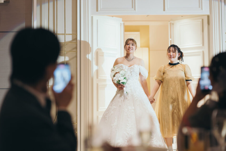ご親族と手をつないで退場する新婦