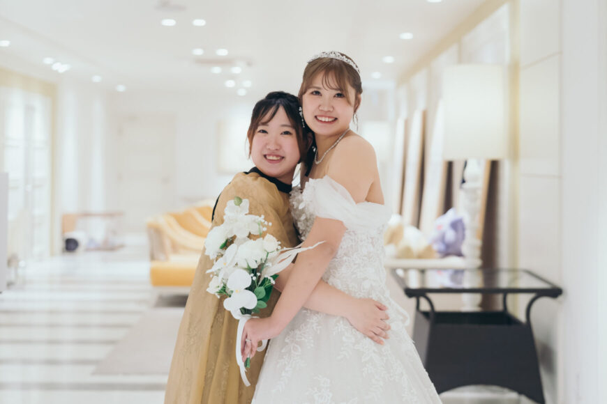 中座のエスコート役のご親族と寄り添う新婦