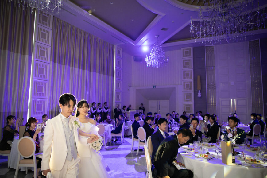 披露宴会場を歩く新郎新婦とゲスト