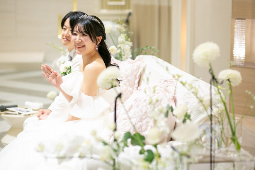 高砂で笑顔を見せる花嫁