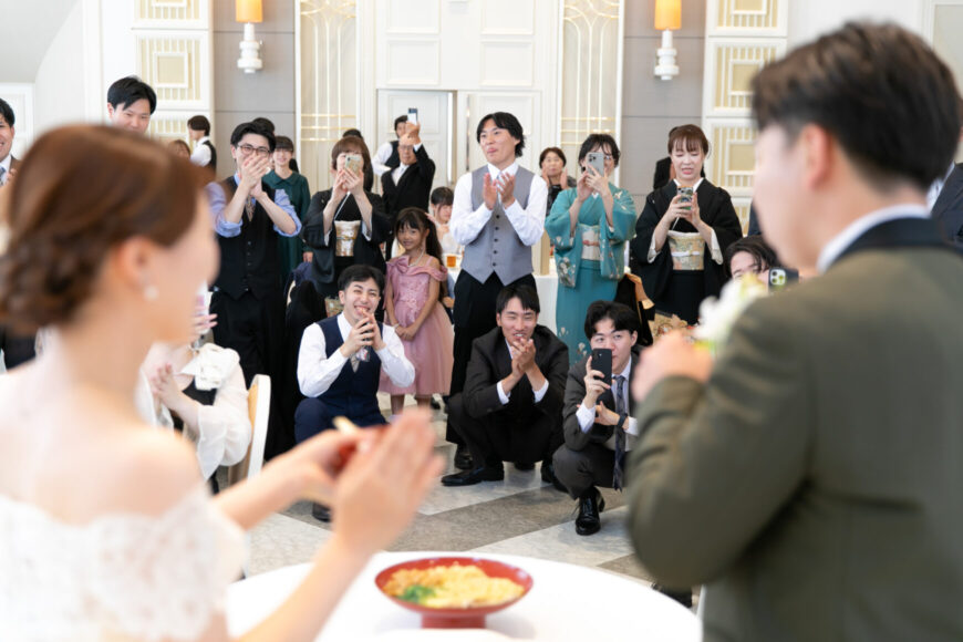ファーストバイトに歓声を上げるゲスト