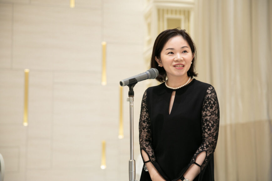 披露宴で祝辞を述べる女性ゲスト