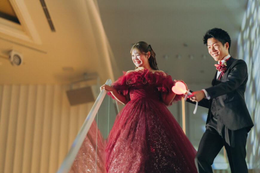 ペンライトを手に再入場する新郎新婦