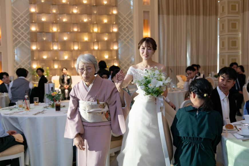 おばあさまのエスコートで中座する新婦