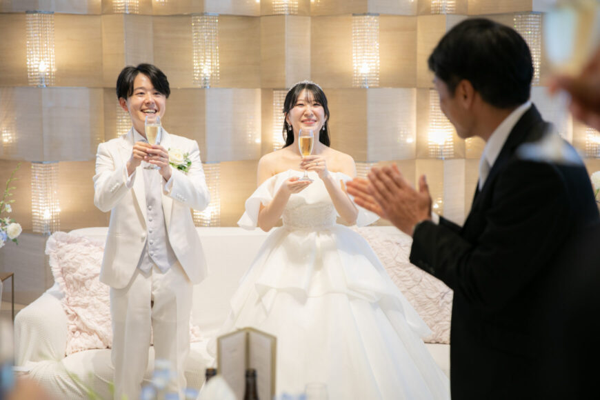 乾杯の挨拶に拍手する新郎新婦