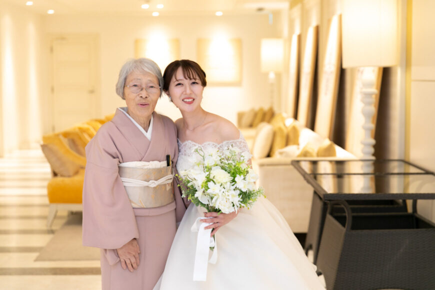 おばあさまと記念写真を撮る新婦