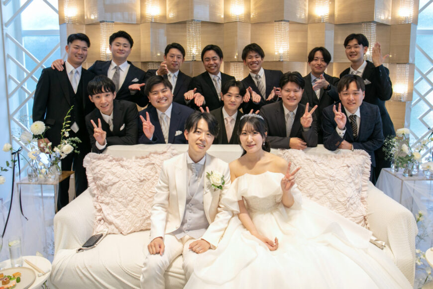 高砂ソファで新郎新婦とご友人の集合写真