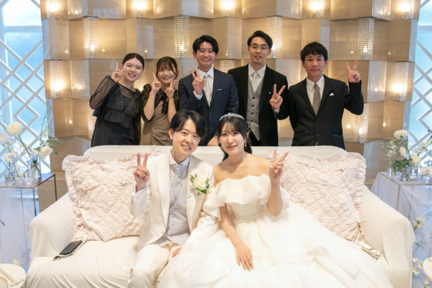 高砂でご友人と記念撮影する新郎新婦