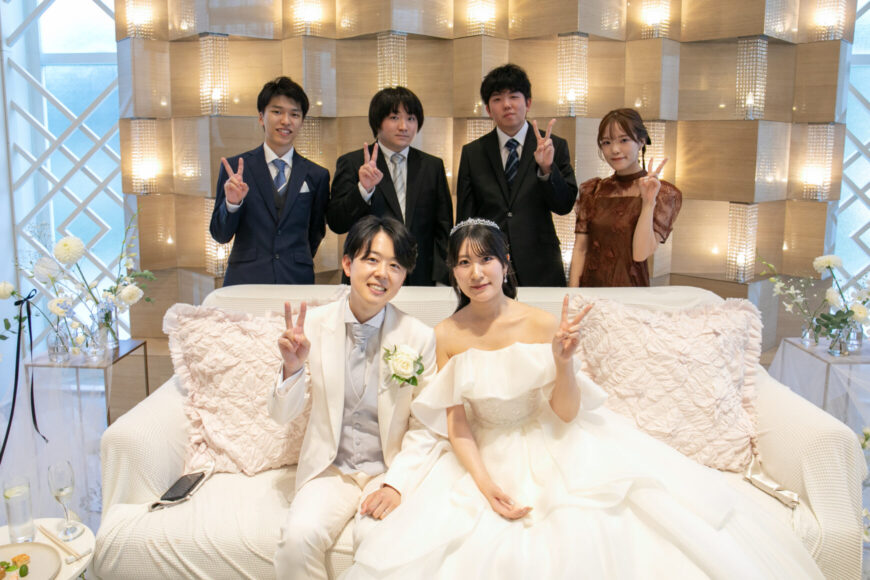 高砂でピースする新郎新婦とご友人