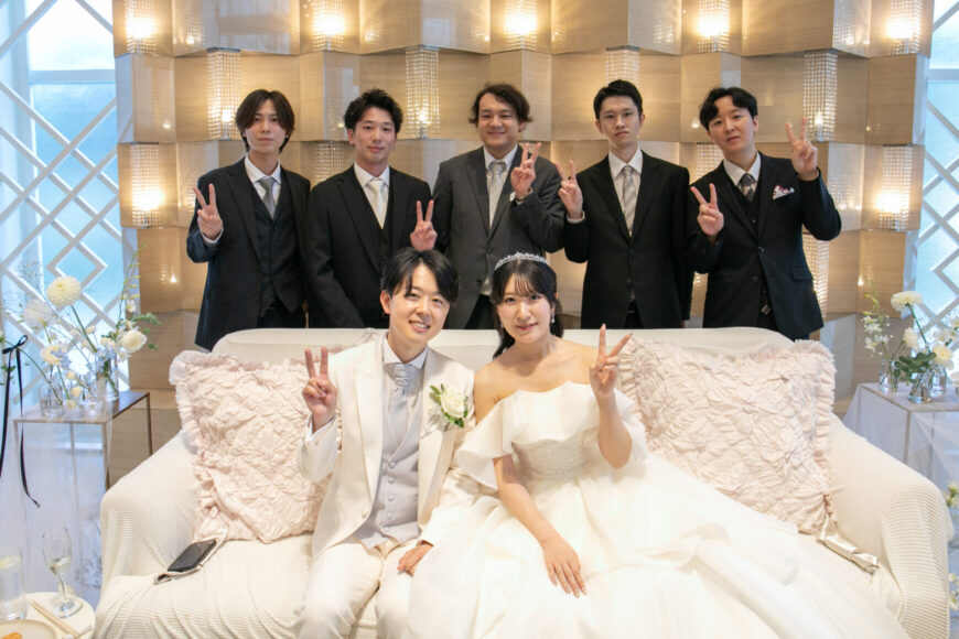 新郎新婦とご友人のテーブルフォト