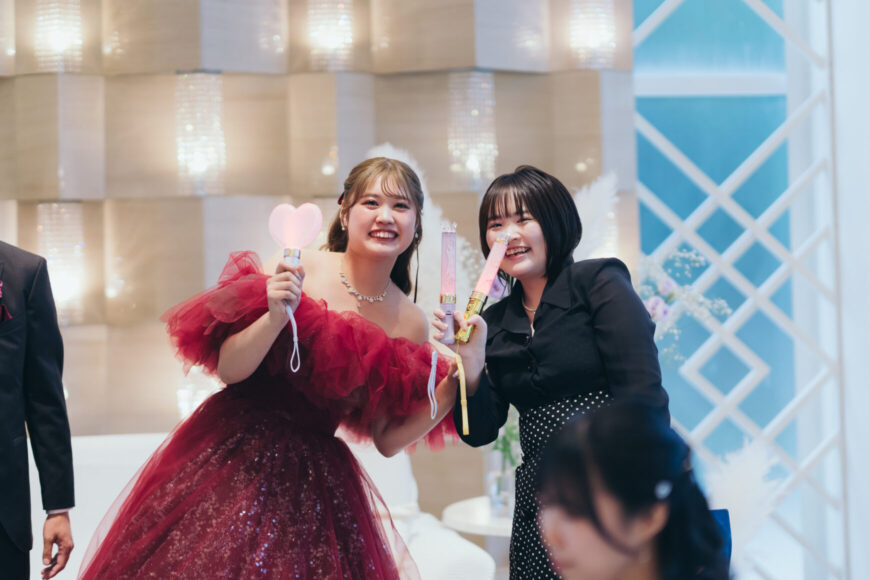 ご友人と笑顔で写真に収まる新婦