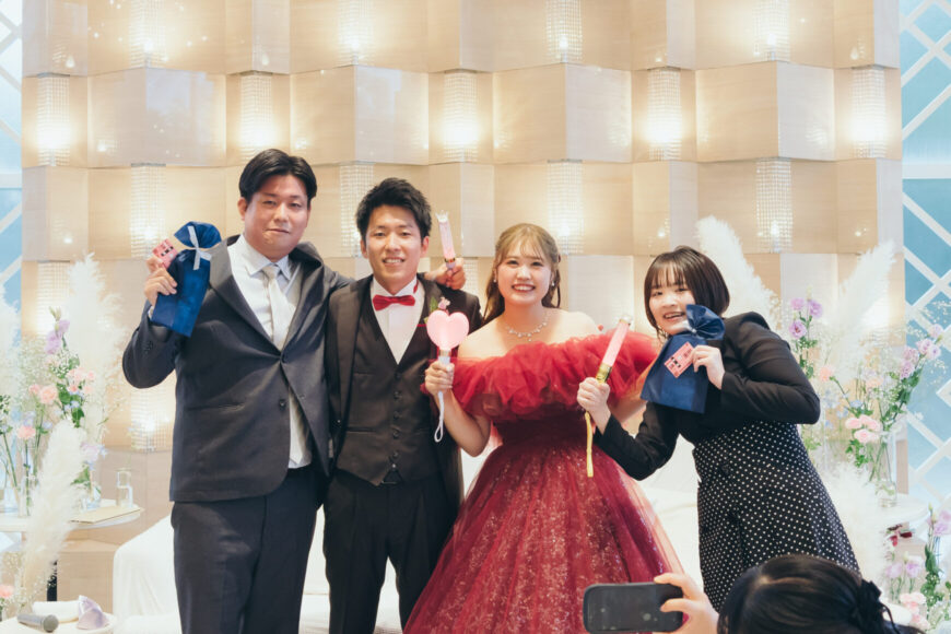 テーブルラウンドでご友人と記念撮影する新郎新婦