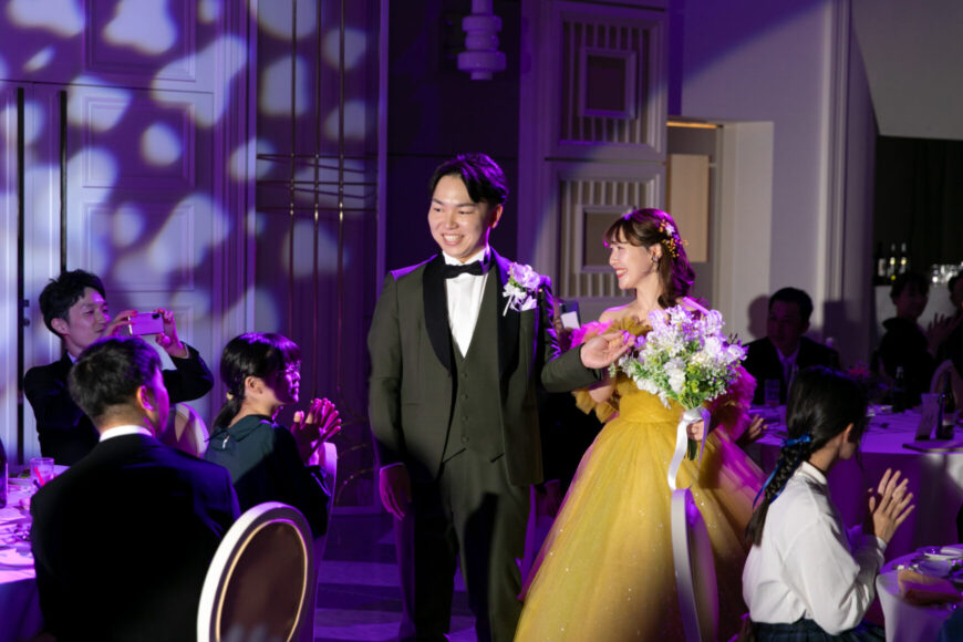 カラードレス姿で再入場する新郎新婦