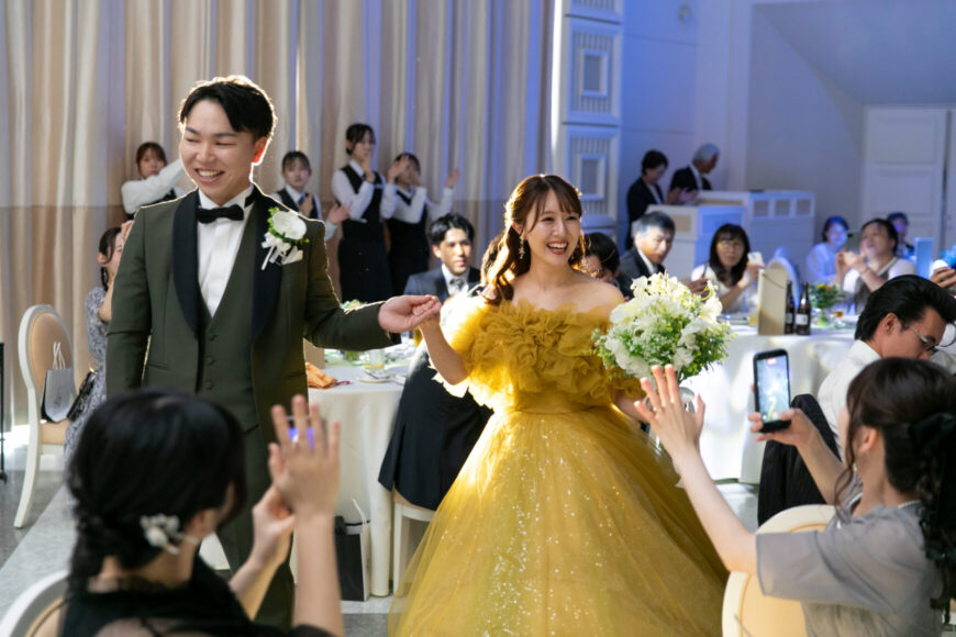 テーブルを回り歓声に包まれる新郎新婦