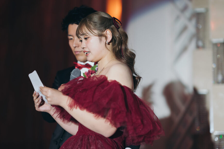 ご両親への感謝の手紙を読む新婦