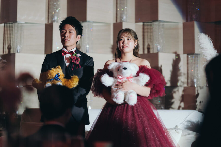 ご両親に贈るぬいぐるみを手にした新郎新婦