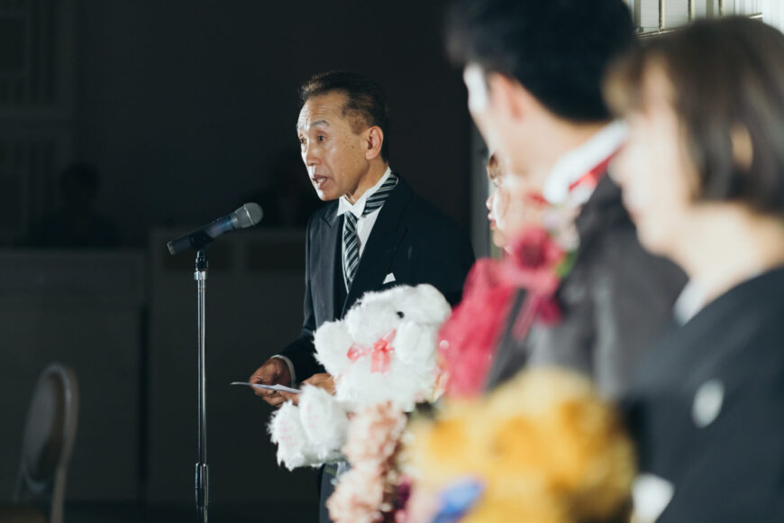 両家代表謝辞を述べる新郎のお父さま