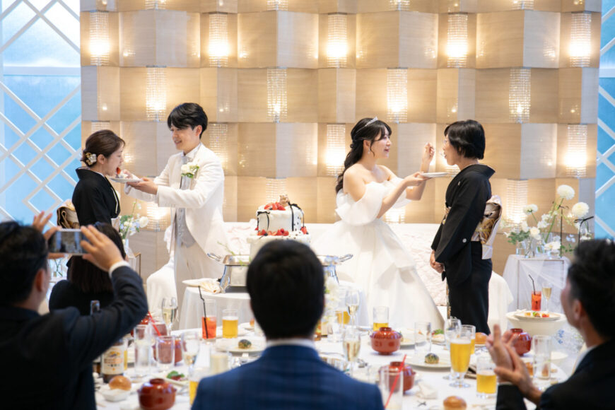 ケーキ入刀後の新郎新婦とゲスト