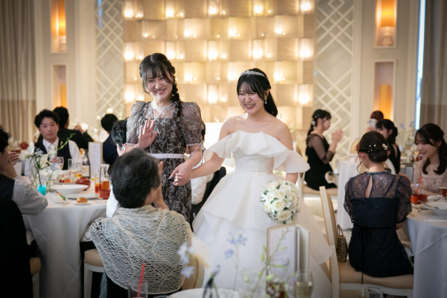 ゲストテーブルをまわる花嫁
