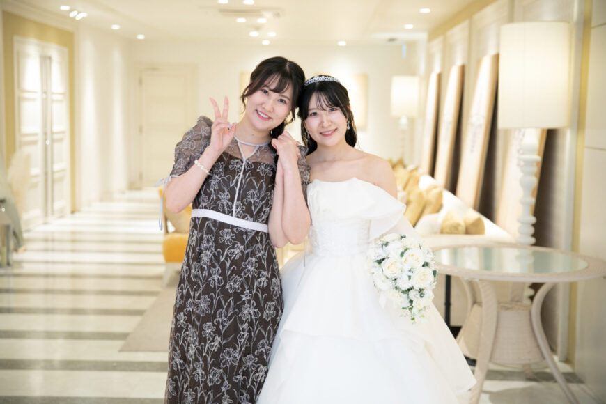 中座前にご友人と記念撮影する花嫁