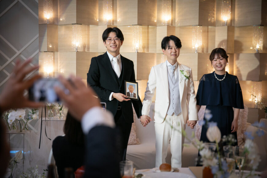 ご家族と中座する新郎