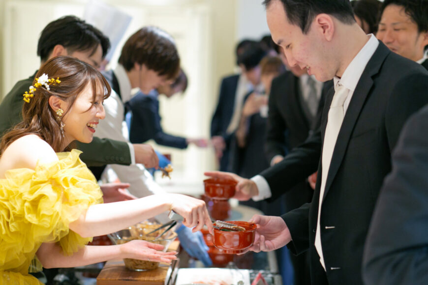 ゲストにラーメンを取り分ける新婦