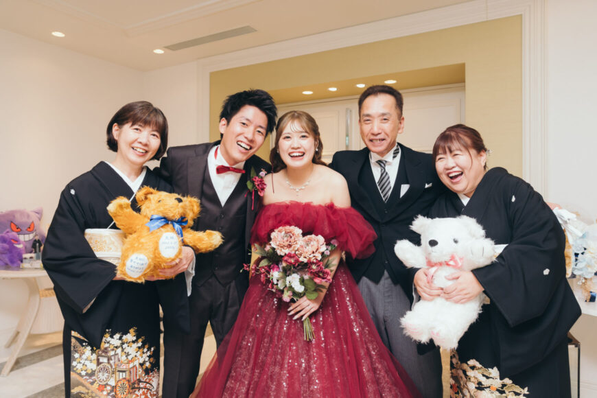 ぬいぐるみを抱いたご両親と新郎新婦の記念ショット