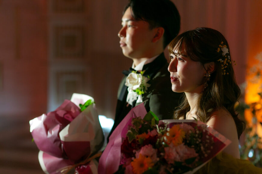 花束を手にご両親への感謝を伝える新郎新婦