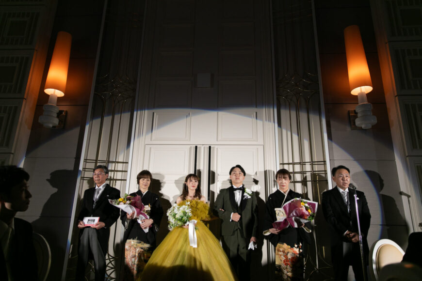 ご両親と並び謝辞を述べる新郎新婦