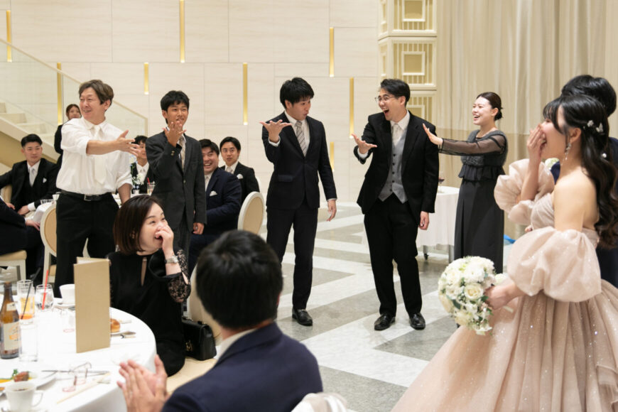 カラードレスでテーブルラウンドする花嫁