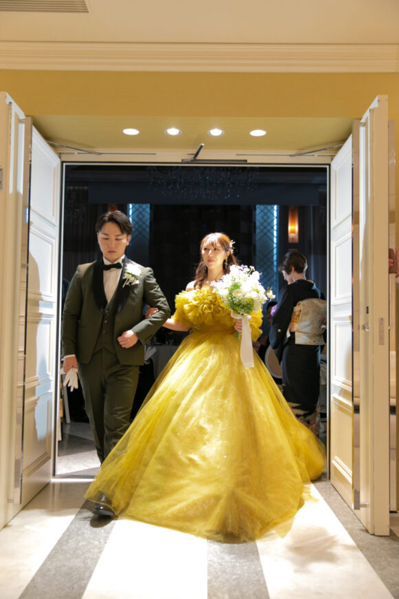 カラードレス姿で退場する新郎新婦