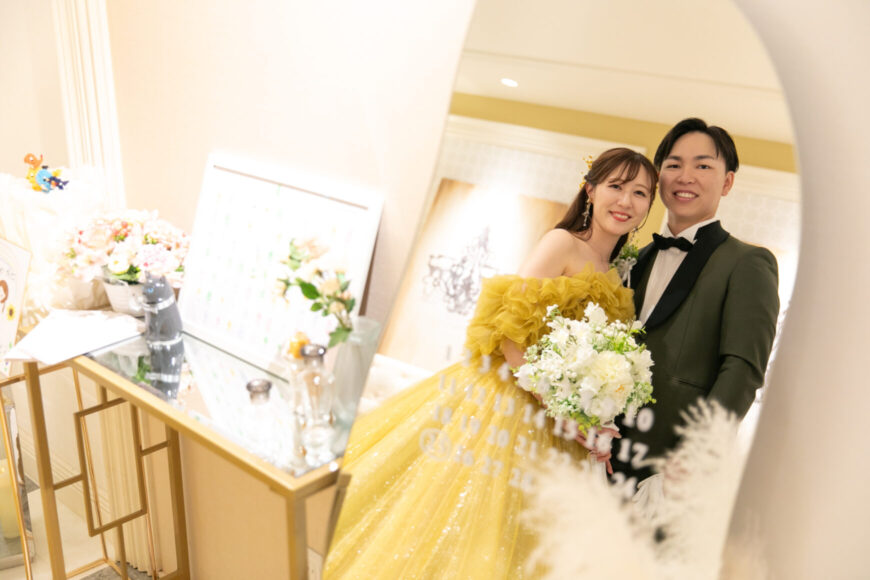 ウェルカムスペースで寄り添う新郎新婦