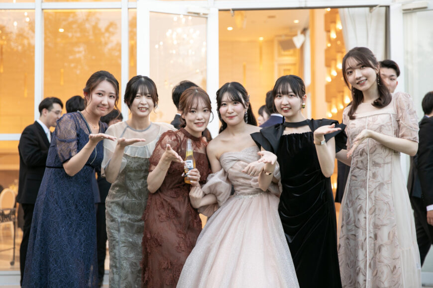 カラードレスの花嫁と女性ゲストの集合写真